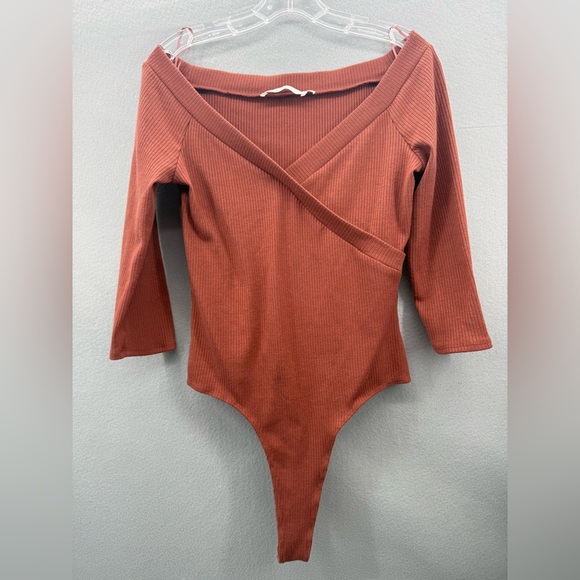 Astr The Label Ribbed Off The Shoulder Criss Cross Vneck Bodysuit Size L - Picture 2 of 10